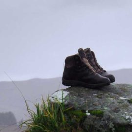 Wanderstiefel am Rand des Westhighland-Way