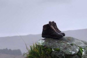Wanderstiefel am Rand des Westhighland-Way