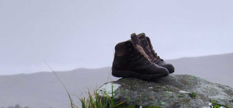 Wanderstiefel am Rand des Westhighland-Way